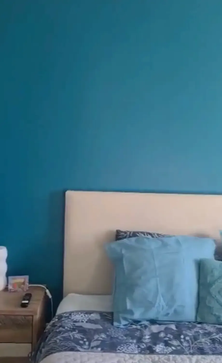 Chambre au mur repeint en bleu canard