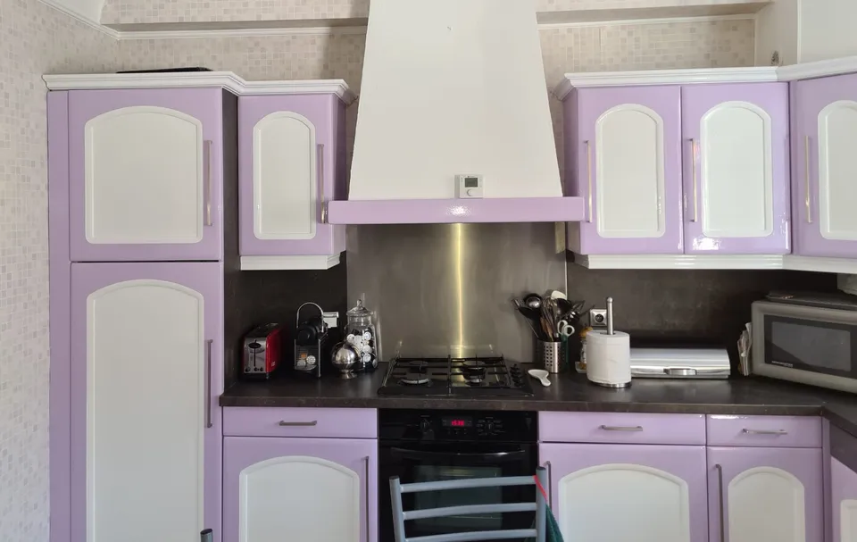 Cuisine aux façades repeintes en lilas et blanc