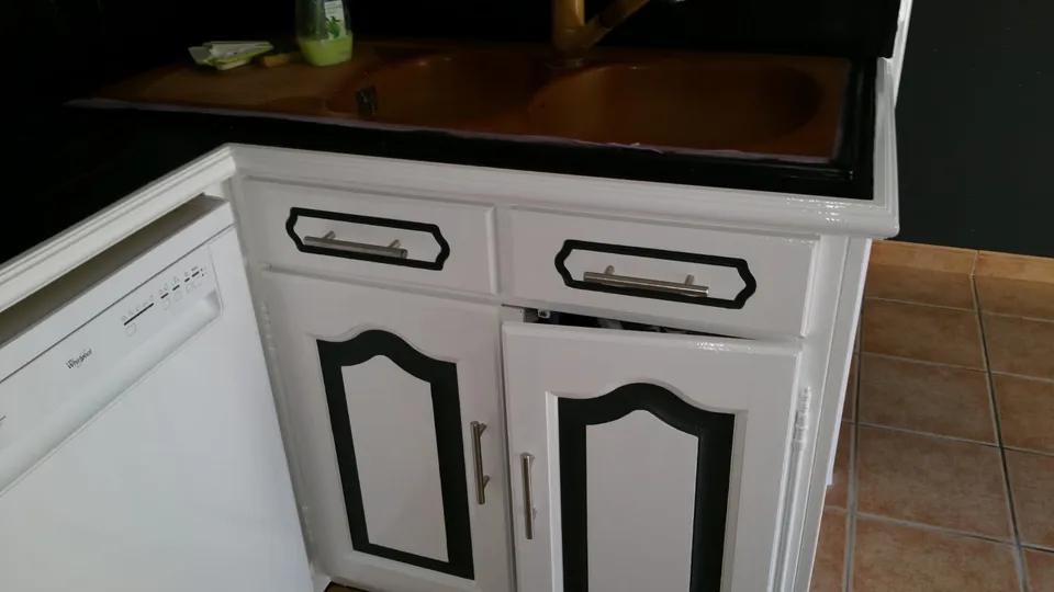 Façades de cuisine laquées blanc à filets noirs