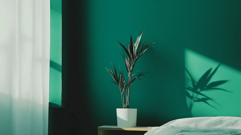 plante verte devant un mur peint en vert- tendances peinture 2025