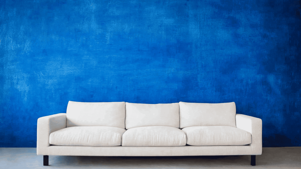 canapé devant mur bleu vif- tendances peinture 2025